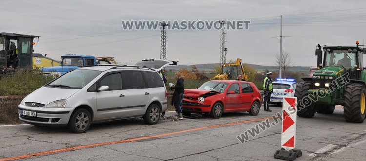 Учебен Голф се заби във Форд до Бирената