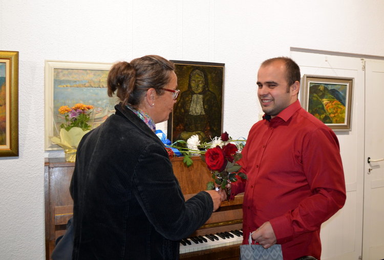 Млад пианист от Смолян работи в "Костал", но не спира да пише музика и да твори