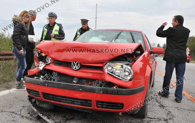 Учебен Голф се заби във Форд до Бирената