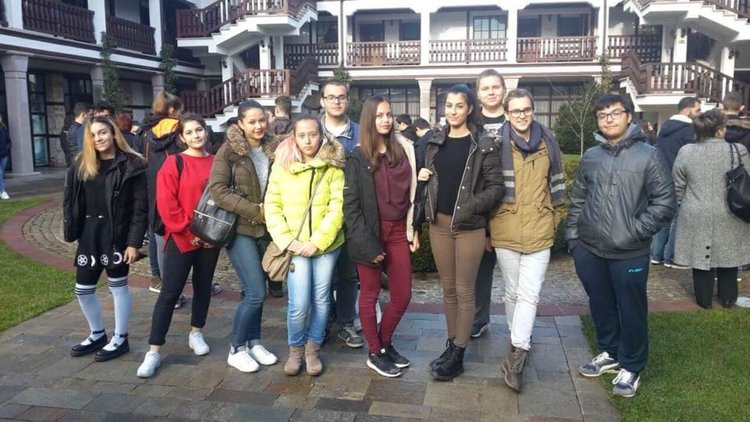 Ученици от "Златаров" се завърнаха с награди от състезание по английски език