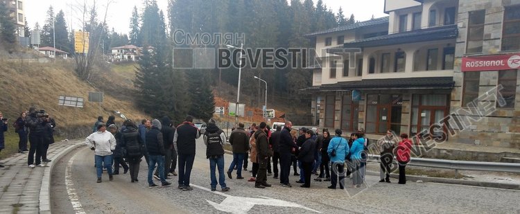 Тази сутрин горовладелци и хотелиери, както и кметове и граждани затвориха пътя Пловдив Смолян заради планираното закриване на противопожарната служба в курорта