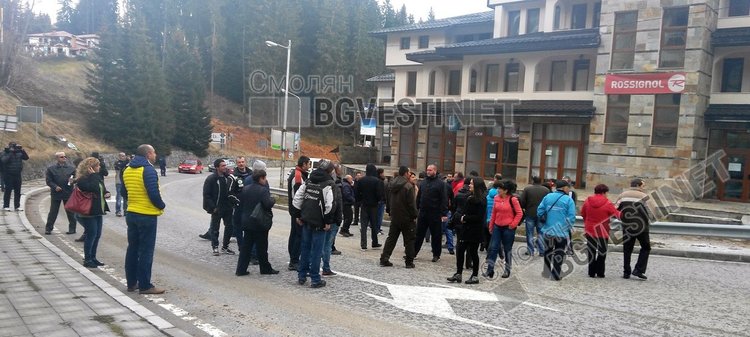 Блокада на пътя Пловдив Смолян през Пампорово, изненадващо я свалиха след час