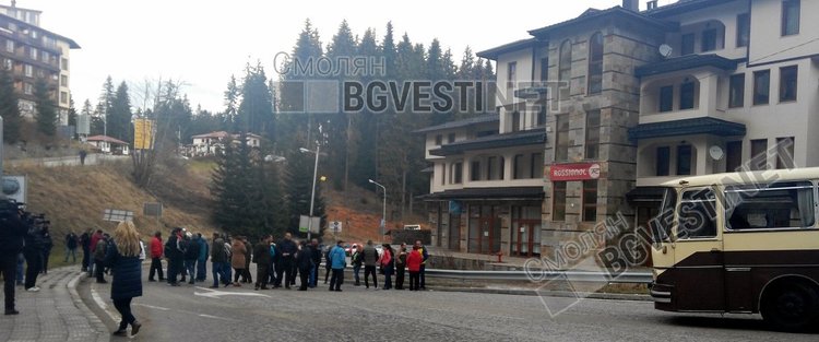 Блокада на пътя Пловдив Смолян през Пампорово, изненадващо я свалиха след час