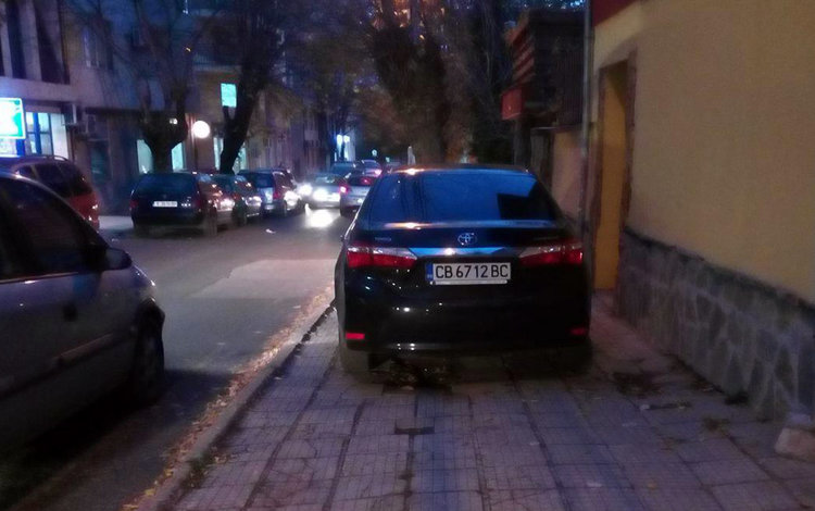 Читателка: Луксозните коли на тротоара, бебешките колички по платното