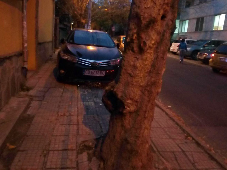 Читателка: Луксозните коли на тротоара, бебешките колички по платното