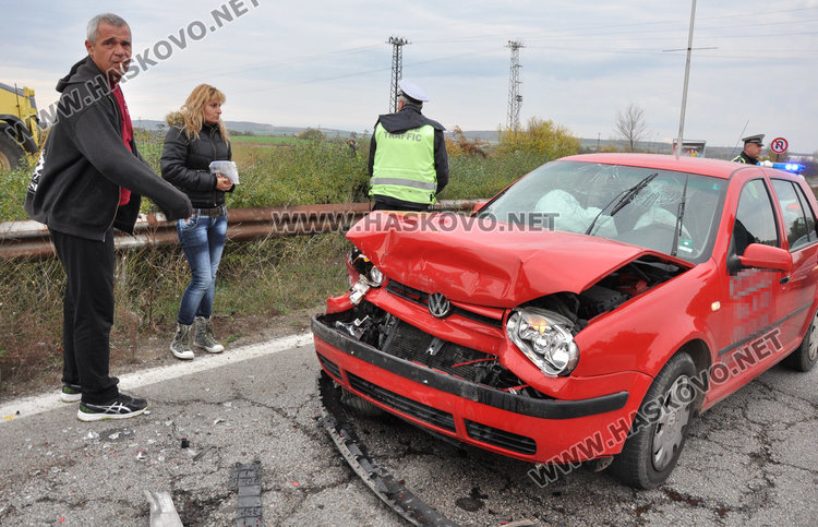 Учебен Голф се заби във Форд до Бирената