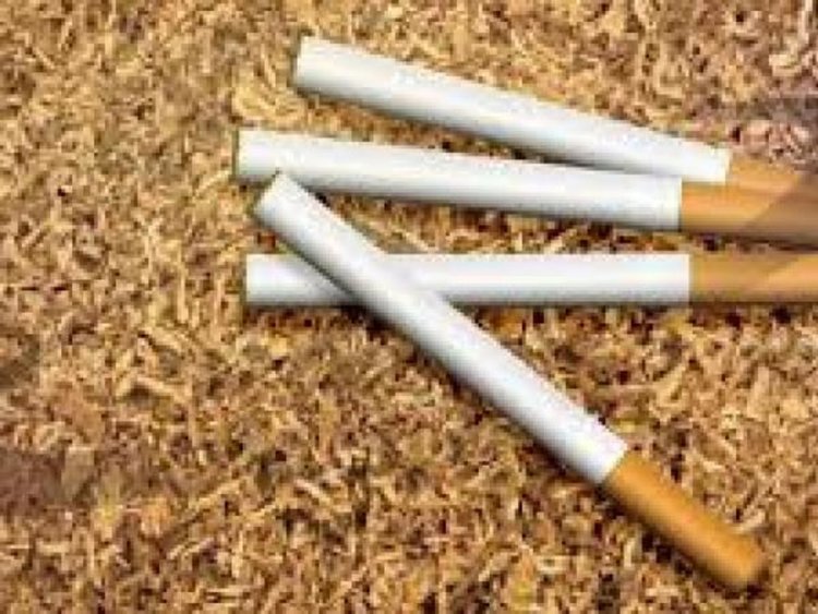 Кърджалиец свива цигари за продажба, предават го на митническото бюро