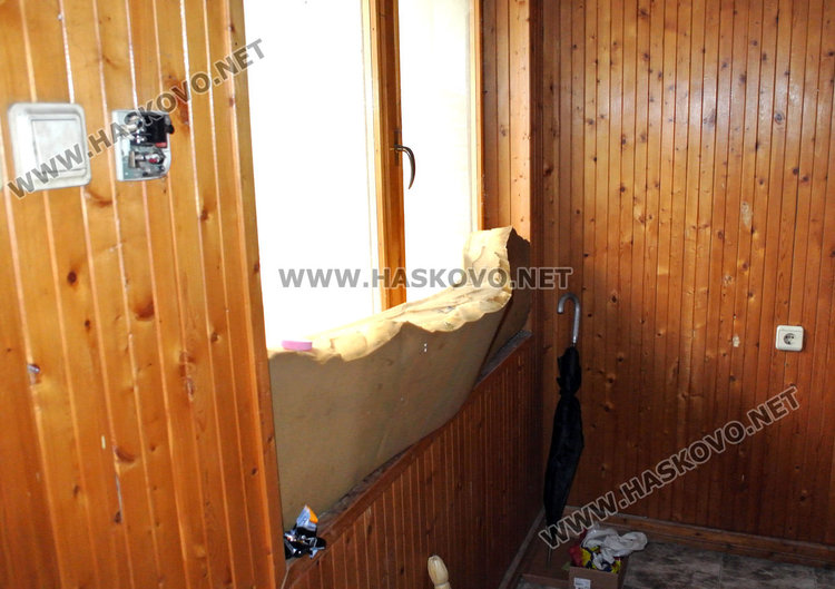 Бездомник посреща втора зима в запустял склад без ток и вода