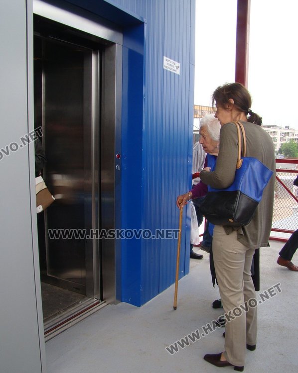 Деца заседнаха в асансьора на пасарелката до "Лидл"