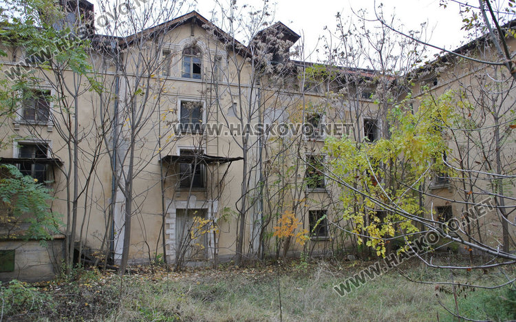 Бездомник посреща втора зима в запустял склад без ток и вода