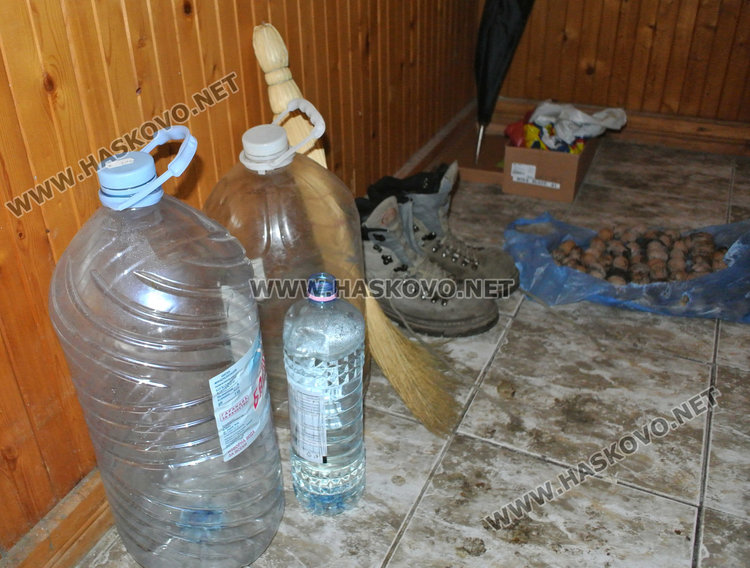 Бездомник посреща втора зима в запустял склад без ток и вода