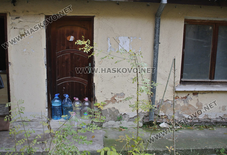 Бездомник посреща втора зима в запустял склад без ток и вода