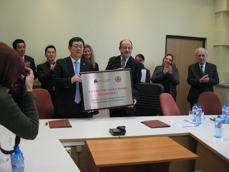 Ректорите показват табелата на новия професионален център