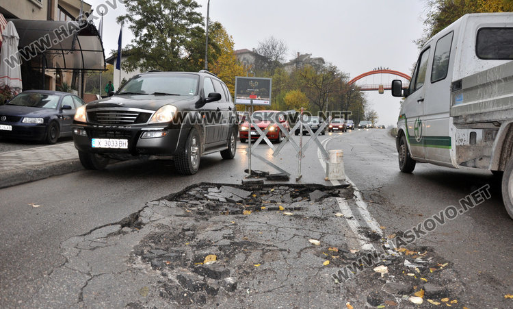 Пропадна асфалта пред хотела на бившия кмет, центърът без вода