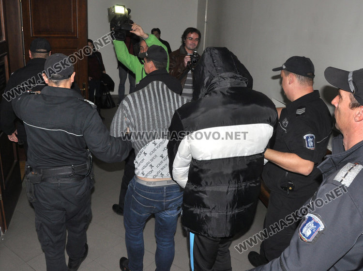 Двамата гардове-биячи на свобода срещу две минимални заплати 