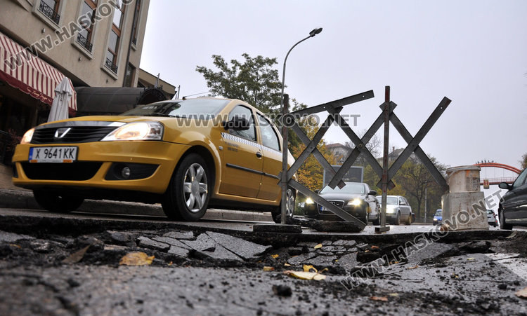 Пропадна асфалта пред хотела на бившия кмет, центърът без вода