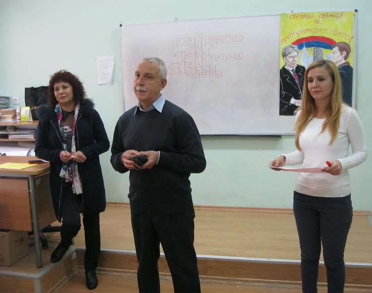 В края на урока директорът Антон Иванов връчи сертификати на участниците и гостите