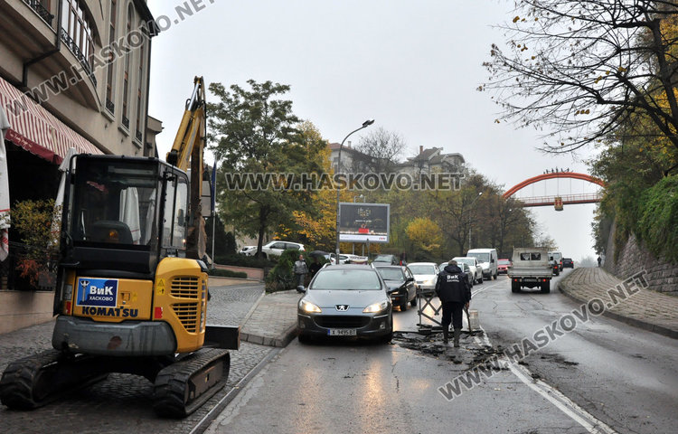 Пропадна асфалта пред хотела на бившия кмет, центърът без вода