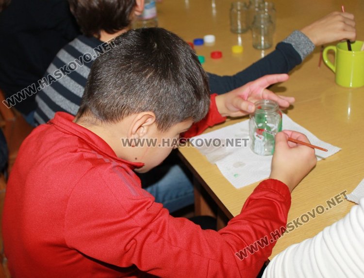 Деца твориха коледни сувенири за базара на Радост и Габи в Димитровград