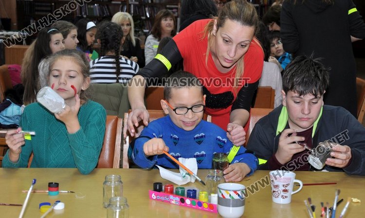 Деца твориха коледни сувенири за базара на Радост и Габи в Димитровград