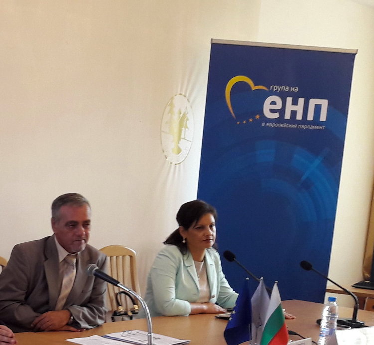 Д-р Даниела Дариткова и евродепутатът Владимир Уручев организират семинар срещу зависимостите при млади хора в Смолян