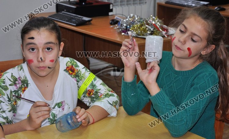 Четири димитровградски училища се включиха в ателието в помощ на Габи и Радост, което се проведе днес в читалнята на библиотеката