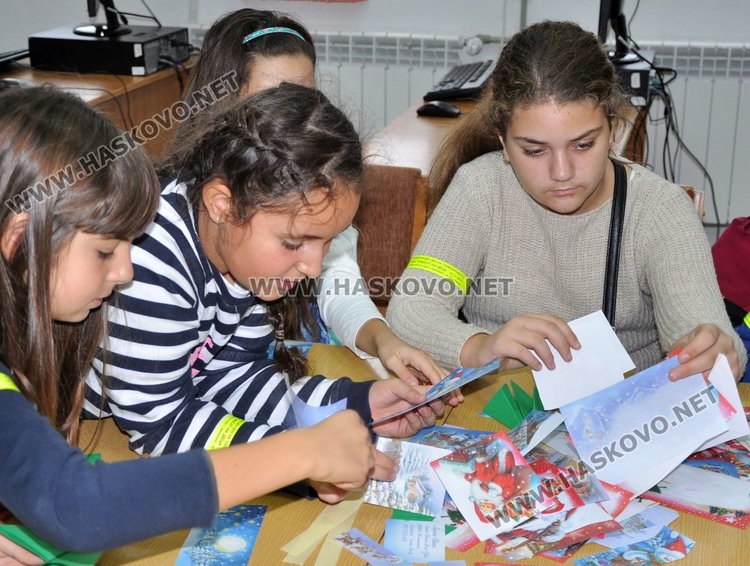 Деца твориха коледни сувенири за базара на Радост и Габи в Димитровград