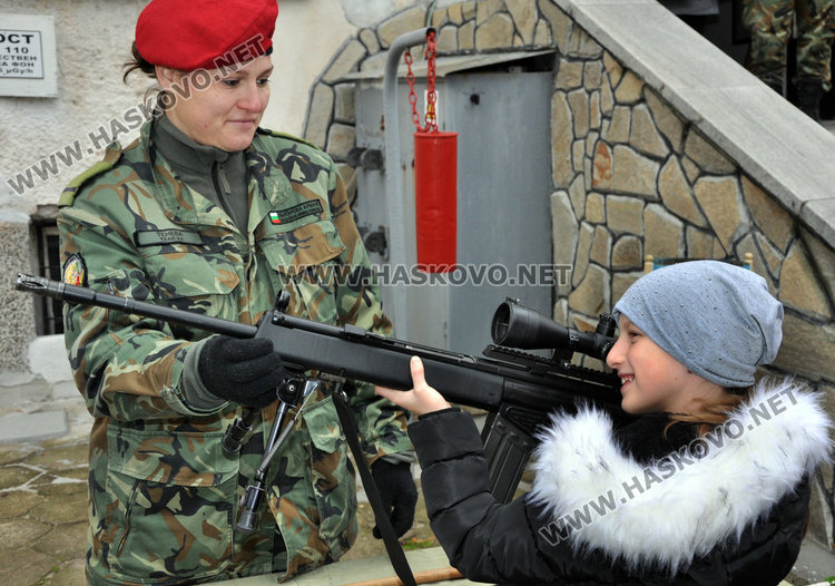 Деца се целят в самолети със зенитка и в танкове с фагот