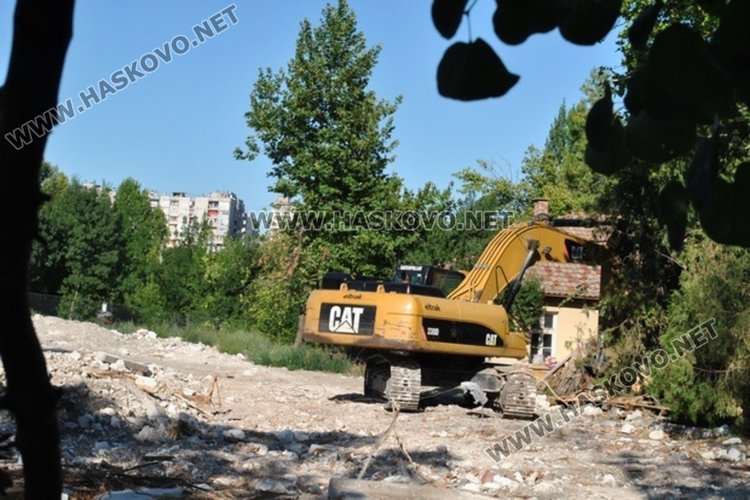 Белият кон не е кон, черната котка не е черна, затворът не е затвор