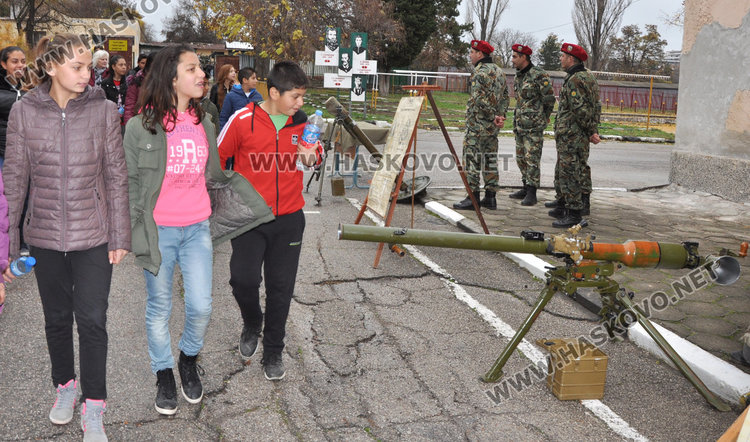 Деца се целят в самолети със зенитка и в танкове с фагот