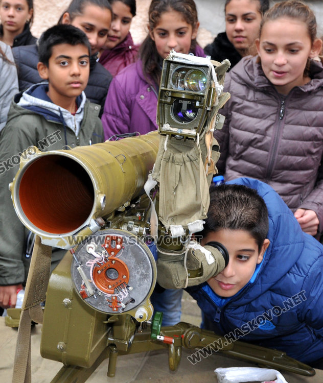Деца се целят в самолети със зенитка и в танкове с фагот