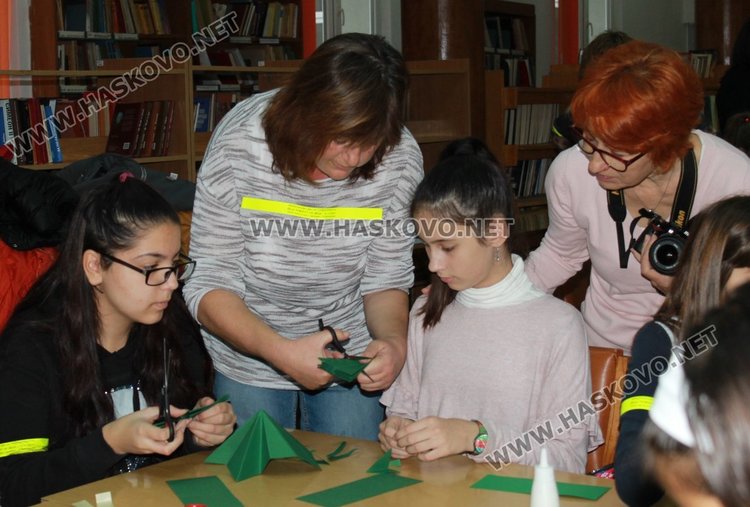 Деца твориха коледни сувенири за базара на Радост и Габи в Димитровград