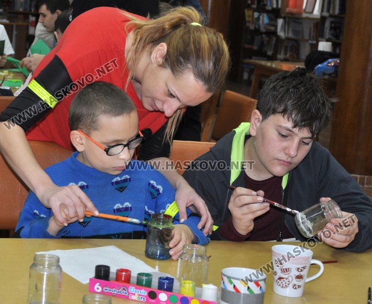 Деца твориха коледни сувенири за базара на Радост и Габи в Димитровград