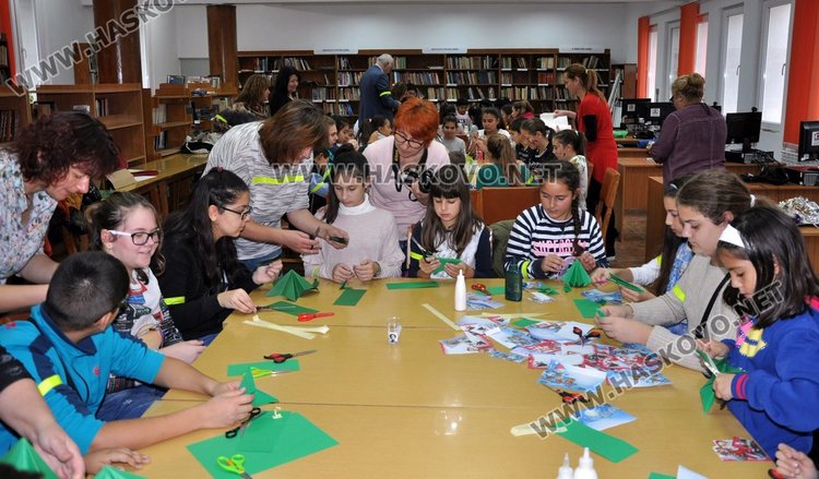 Деца твориха коледни сувенири за базара на Радост и Габи в Димитровград