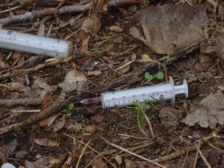 Полицията разби наркосборище, младежи купонясвали с хероин