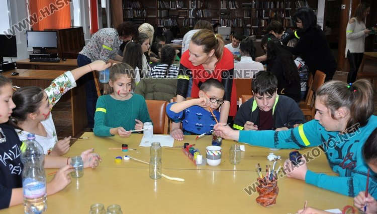 Деца твориха коледни сувенири за базара на Радост и Габи в Димитровград