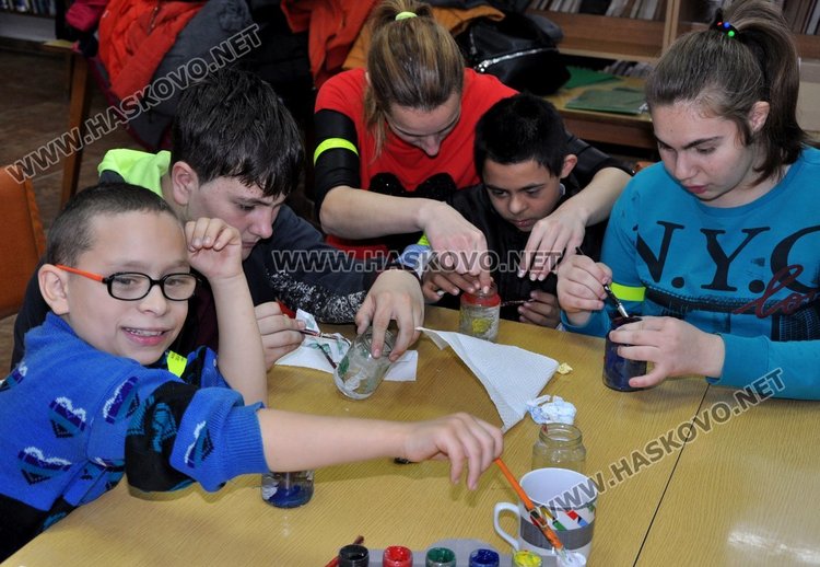 Деца твориха коледни сувенири за базара на Радост и Габи в Димитровград