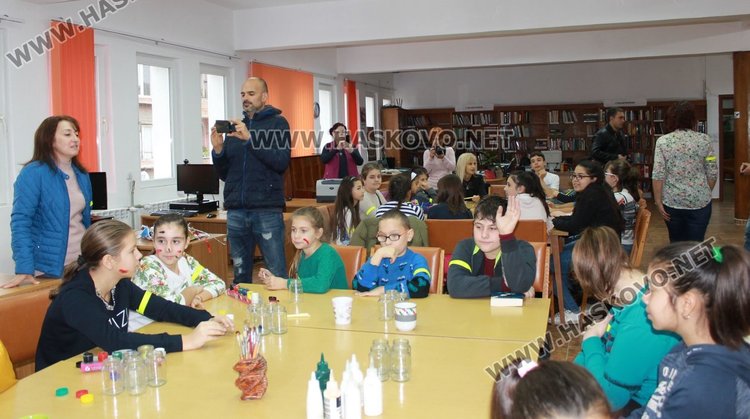 Деца твориха коледни сувенири за базара на Радост и Габи в Димитровград