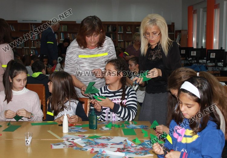 Деца твориха коледни сувенири за базара на Радост и Габи в Димитровград