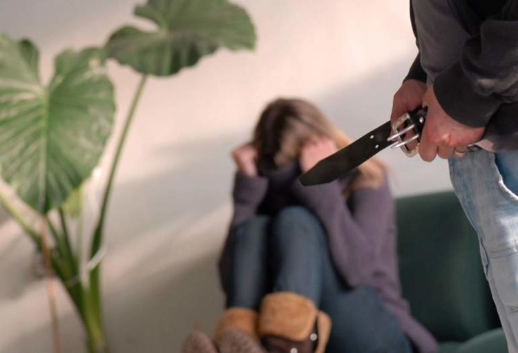 Батко обладава непълнолетна, нищят го от прокуратурата