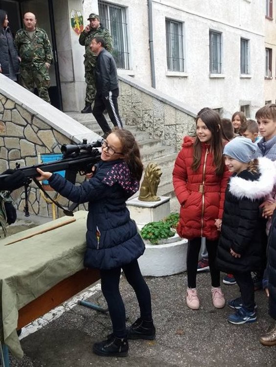 Алековци гостуваха на военното поделение в Хасково