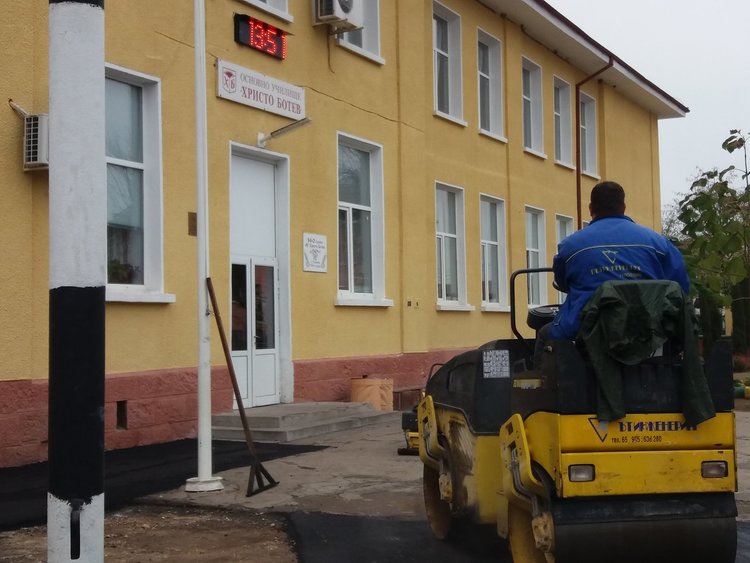 С пари от собствения му бюджет асфалтират площадките в училището в Градина