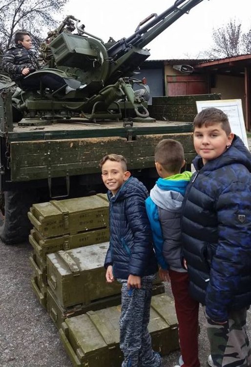 Алековци гостуваха на военното поделение в Хасково