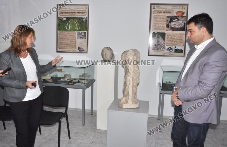 Ръководителят на разкопките Весела Кацарска и кметът Иво Димов