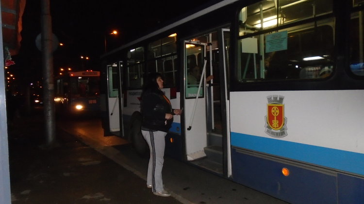 Читателка: Тролеите или ги няма цял час, или пристигат по два