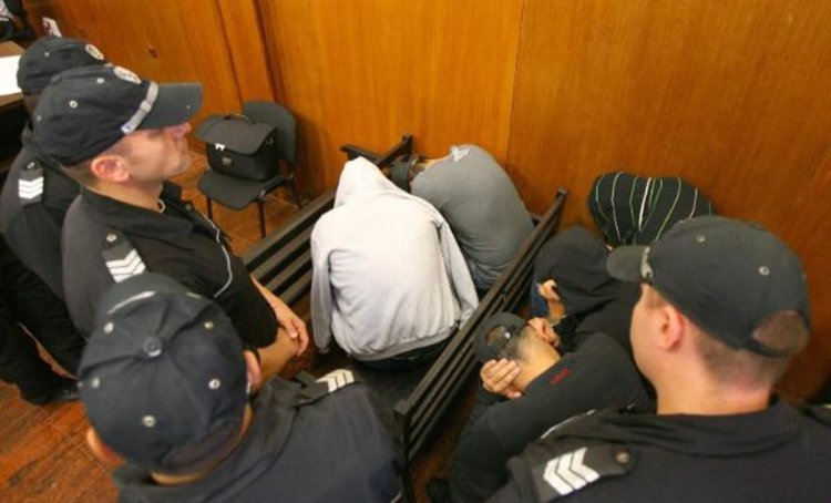 Между 4 и 7 г. затвор за „Гастрольорите“с бивша барета и надзирател в състава си