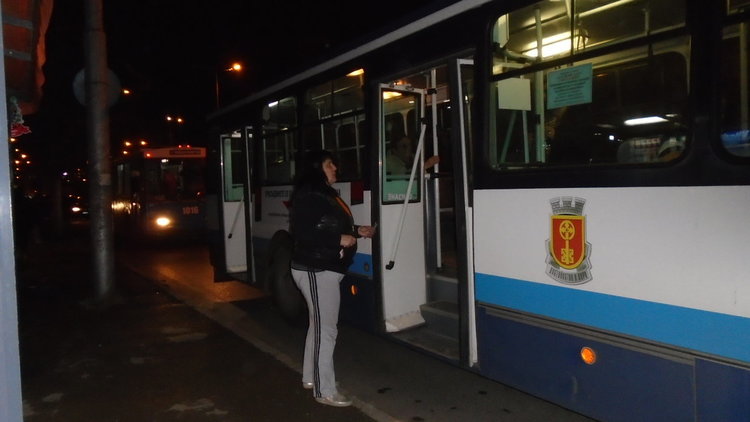 Читателска снимка - два тролея един след друг пристигат на спирката