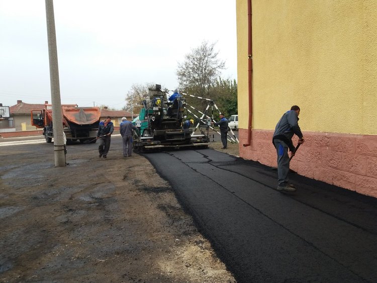 С пари от собствения му бюджет асфалтират площадките в училището в Градина