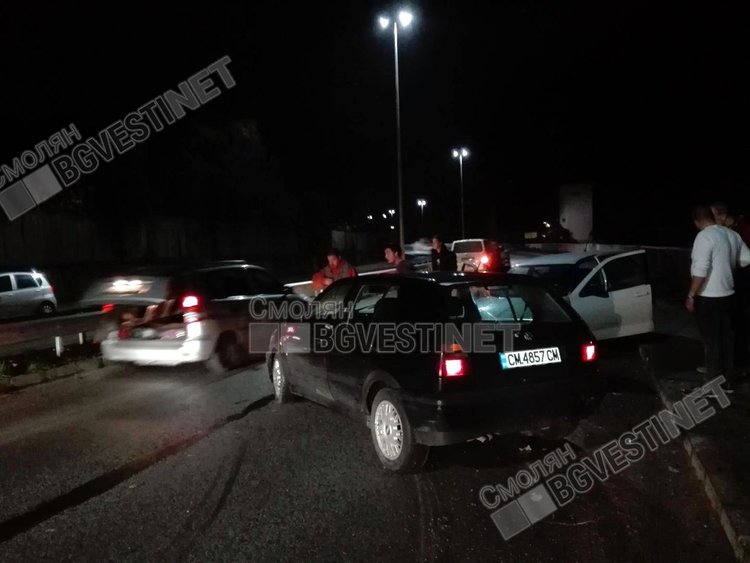 Две леки коли с млади шофьори се удариха след яко въртене на магистралата в Смолян