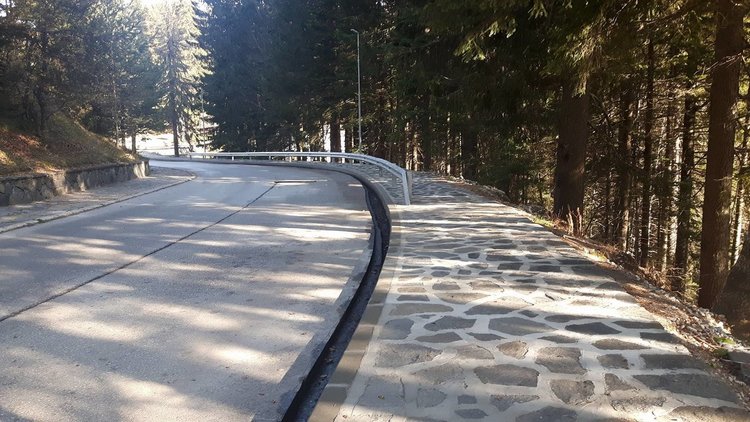 Асфалт към хотели и специална техника за почистване на новите тротоари в Пампорово